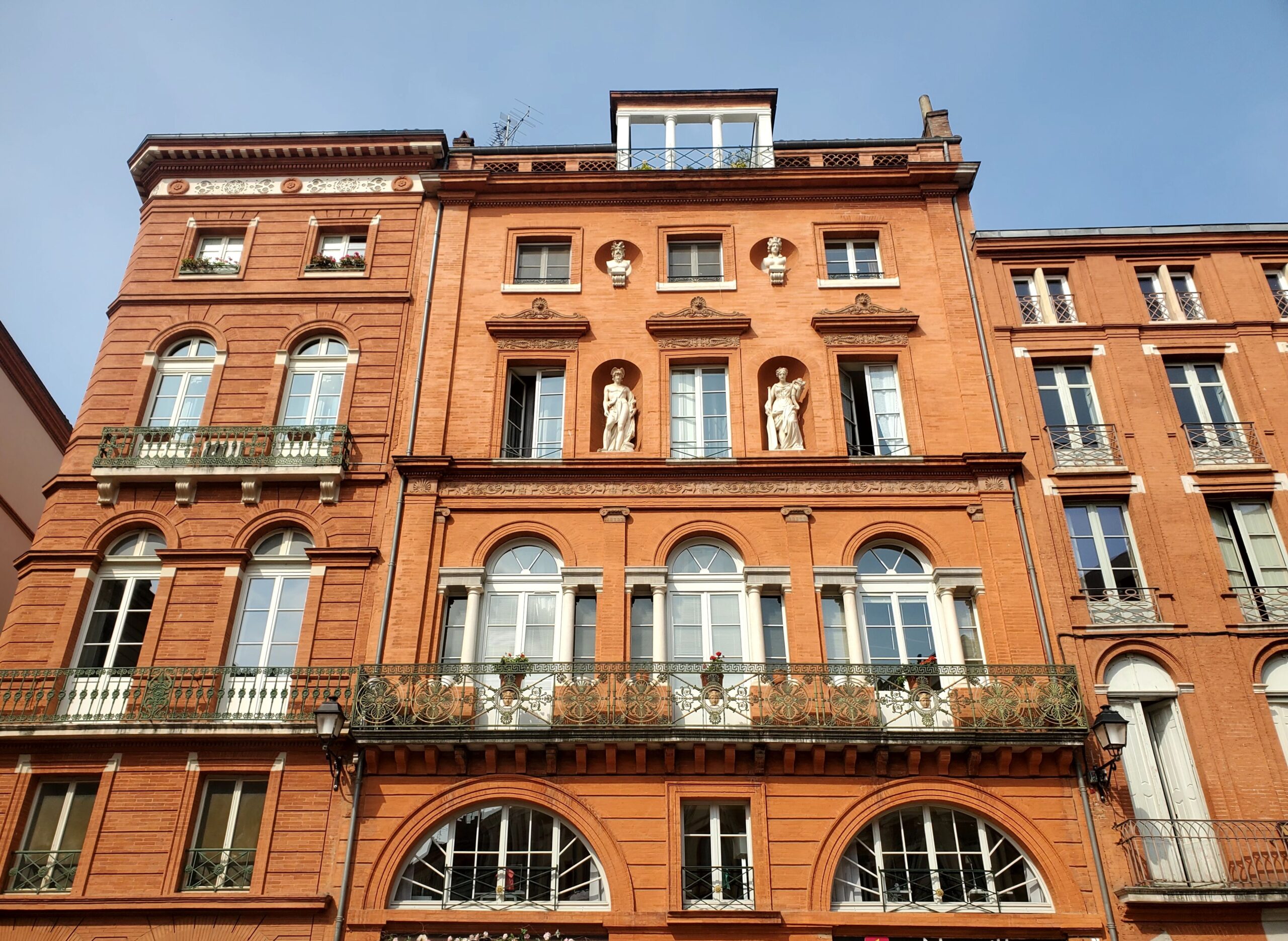 Immeuble résidentiel pour sous-location professionnelle à Toulouse Propriétaire signant un contrat de sous-location professionnelle