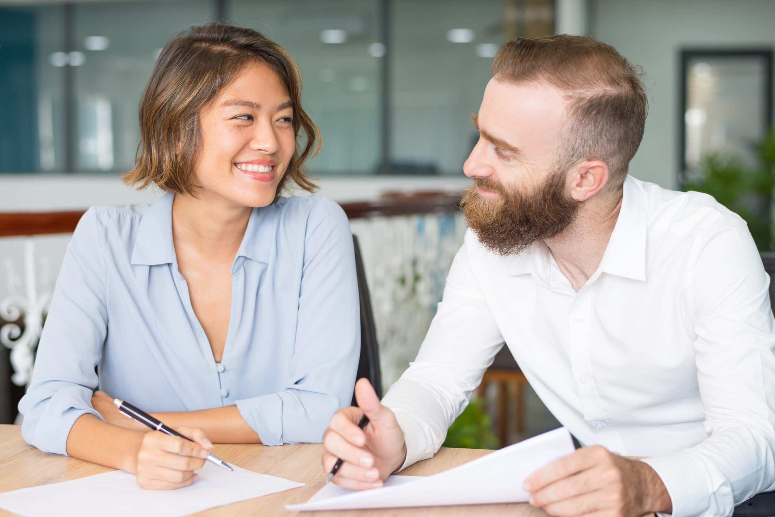 Immeuble résidentiel pour sous-location professionnelle à Toulouse Propriétaire signant un contrat de sous-location professionnelle