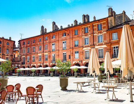 La Place Nationale de Montauban avec ses terrasses et arcades, proche de nos location courte durée à Montauban.