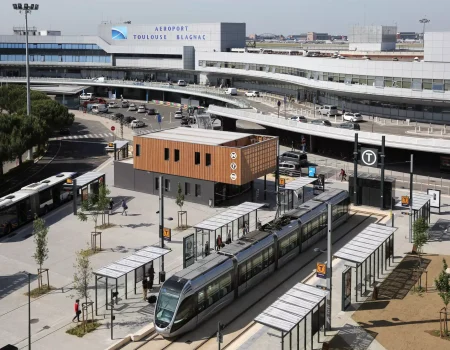 La station de tramway et l'Aéroport Toulouse-Blagnac, facilement accessibles depuis notre location courte durée à Blagnac.