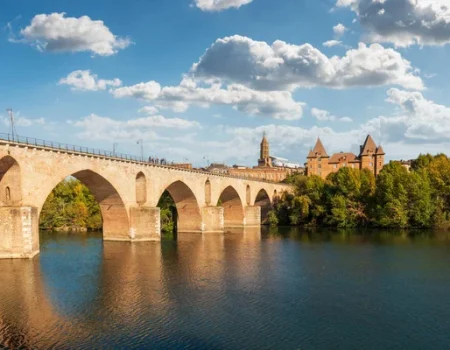 Vue sur le Pont Vieux de Montauban et le Tarn, à découvrir près de notre hébergement.