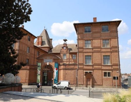 Façade et entrée du Musée Ingres Bourdelle, activité touristique majeure à Montauban.
